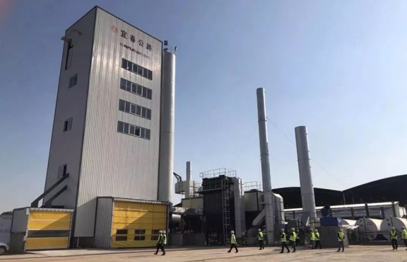 2018年10月12日，來自全國各地的筑養(yǎng)路行業(yè)專家、高?？蒲袑W(xué)者等150余人，蒞臨豐城綜合養(yǎng)護(hù)中心，現(xiàn)場(chǎng)觀摩全環(huán)保瀝青攪拌設(shè)備及各類環(huán)保裝置。