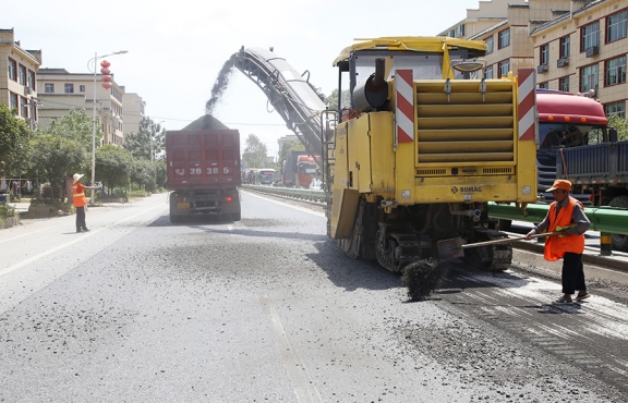 瀝青路面銑刨，廢舊料將回收再利用